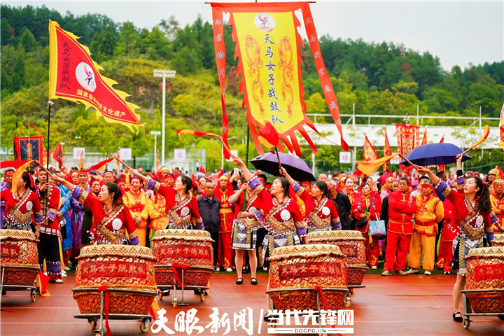 20241001，貴州省岑鞏縣?水街道，民間藝人在表演思州戰(zhàn)鼓。楊勝鵬供圖 (135)_副本.jpg